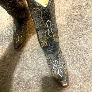 Corral size 7 women’s black distressed boots. Snip toe with winged cross design.